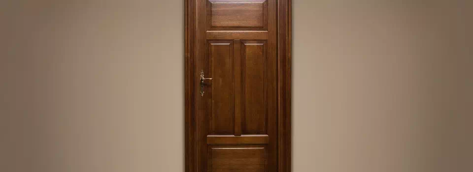 brązowe drzwi